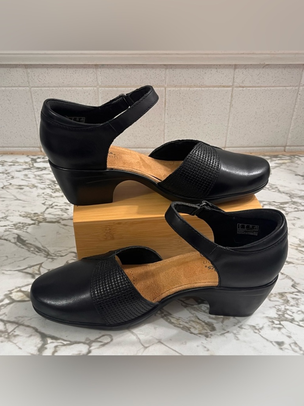 Clarks Collection Emma Rae Black Leather Mary Jane Clogs with Ankle Strap Size 8